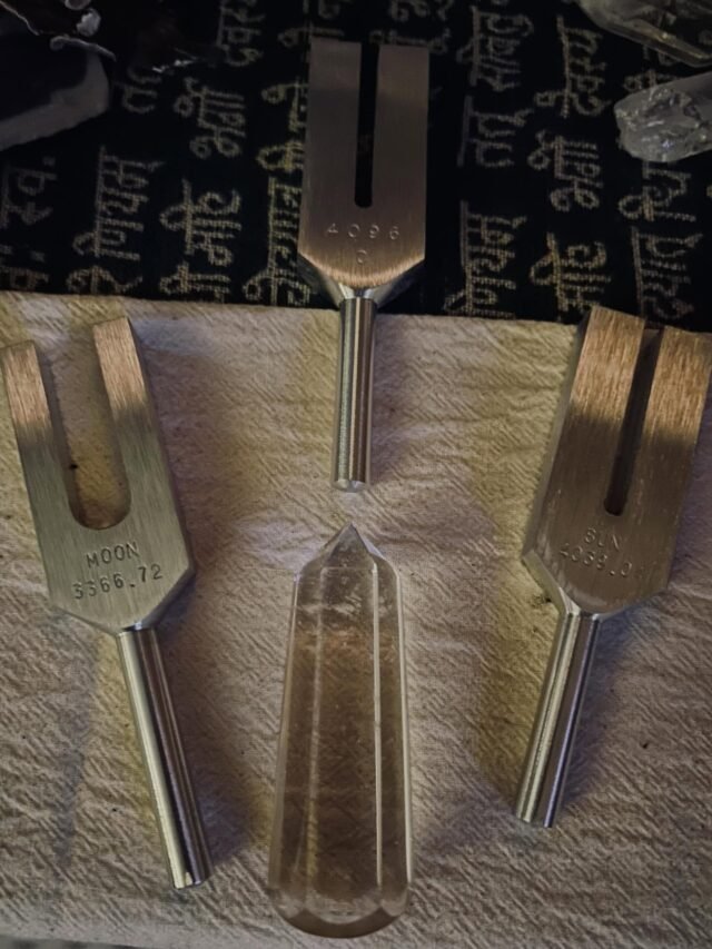 Ooohhhh… they’re here!! The latest edition to my sound healing protocols ❤️❤️❤️ @biosonicstuningforks Sun and Moon Crystal tuners with Quartz Crystal. The Sun brings warmth, happiness, lightness where there is darkness, great for clearing rooms, and to sweep around your body.
The Moon brings receptivity and creativity, softness to your space , room, or self. Tap the moon and you will activate warm feelings of joy and love and connection to yourself and others.  I’m so thrilled to incorporate these beauties into your healing Reflexology or Reiki sessions. BOOK TODAY!! Link in BIO ❤️🌕❤️🌞🌒❤️#soundhealing #tuningforksoundtherapy
